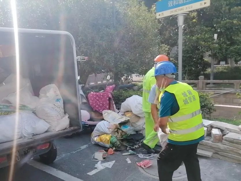 烈日下他们挥汗奋战,烈日下他们穿针引线