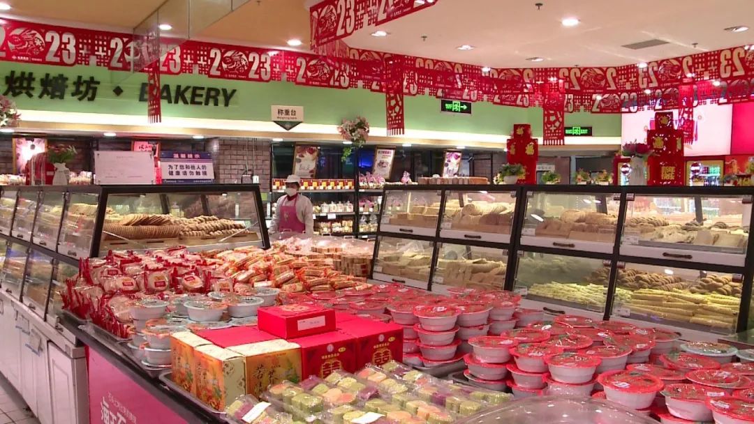 春节将至年味浓年货市场购销两旺,新春走基层消费热情高监管不停歇