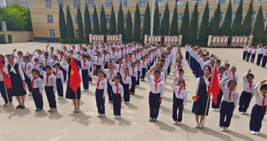 学习二十大争做好队员——盐湖区舜帝复旦示范小学少先队员分批入队仪式