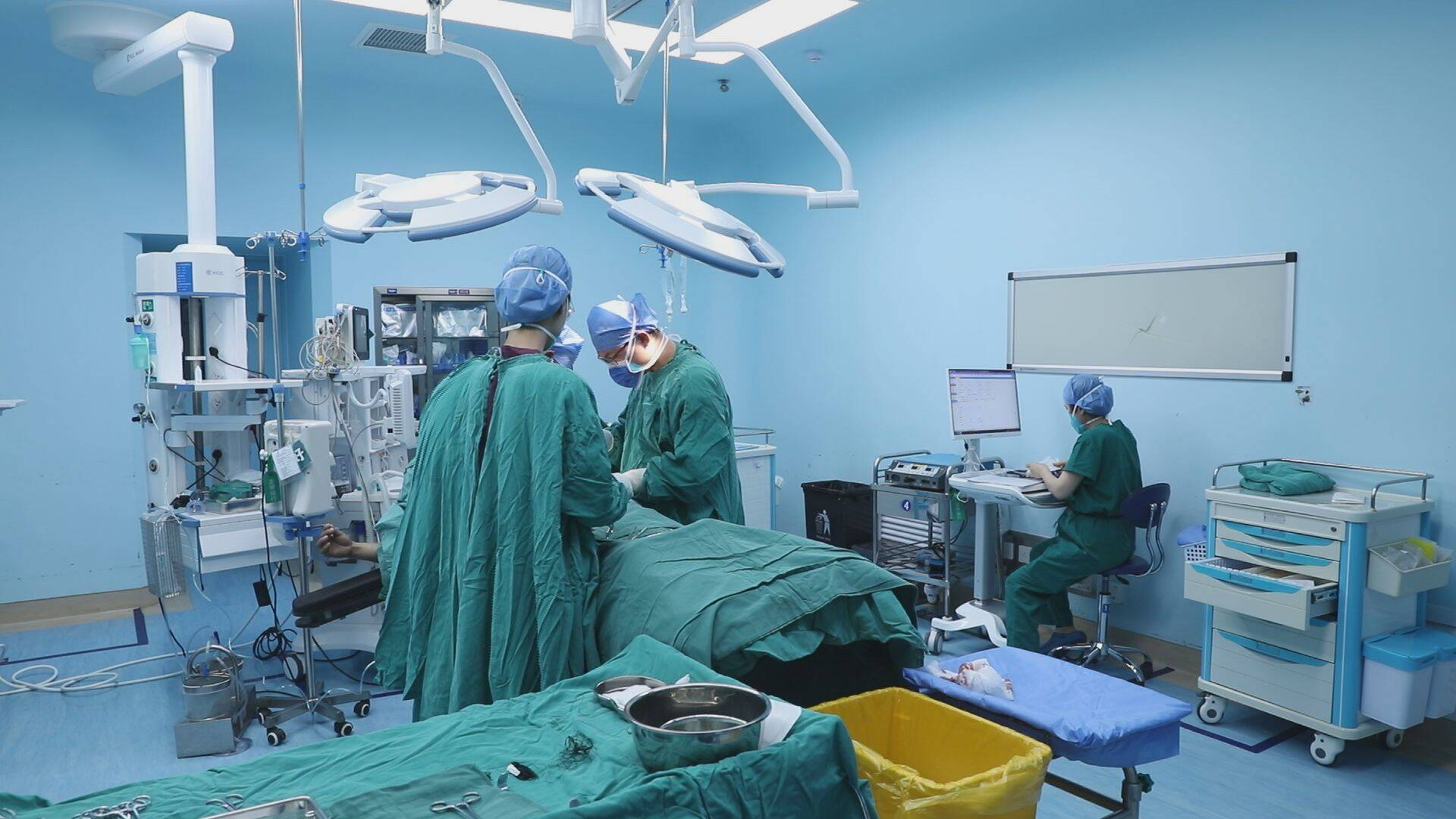 无影灯下的守护者医路有你,无影灯下的生命保护神