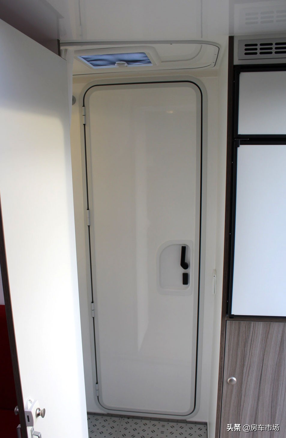 定制版6.6米大额头奔驰房车,雪地奔驰重型越野房车