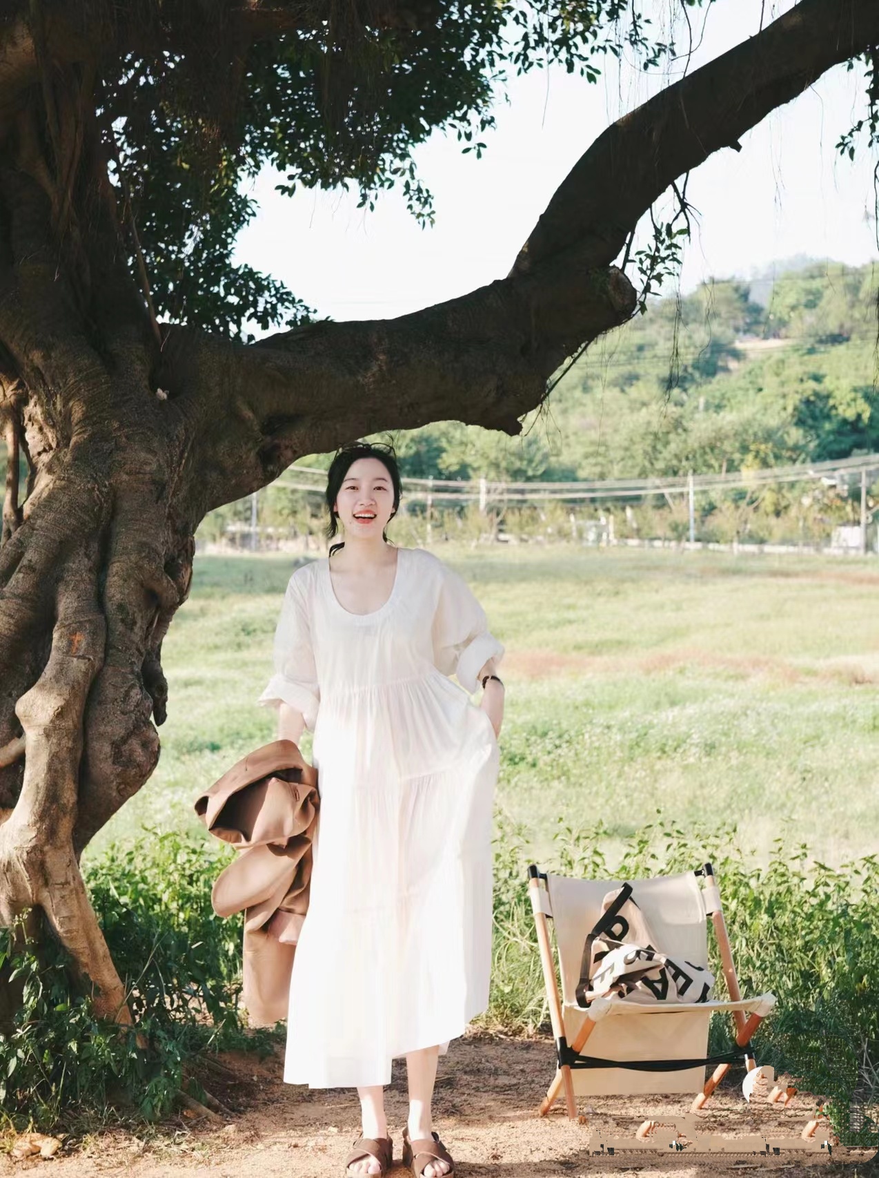 黑色半身褶皱西装长裙怎么搭配,经典长裙配格子西装女人味十足