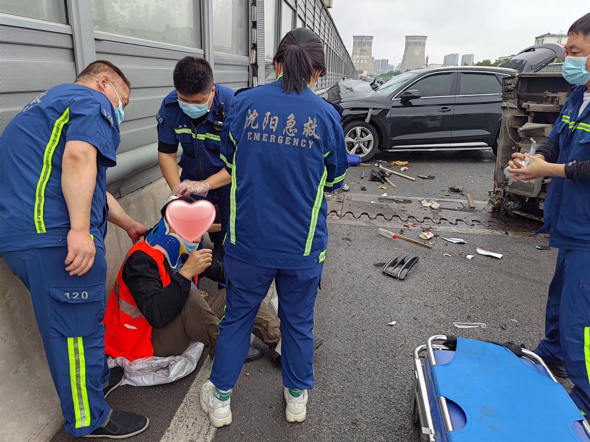 交通事故致头部外伤,现场急救用什么代替颈托