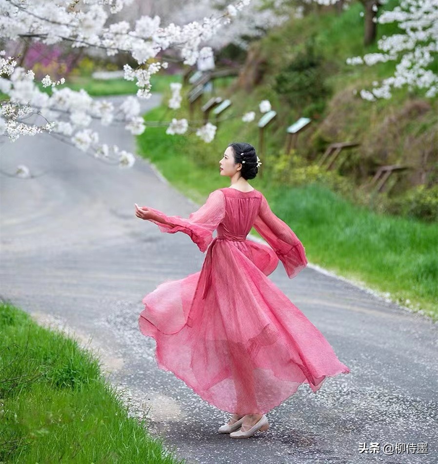 50岁阿姨拍照姿势大全站姿,中年女人拍照姿势小窍门