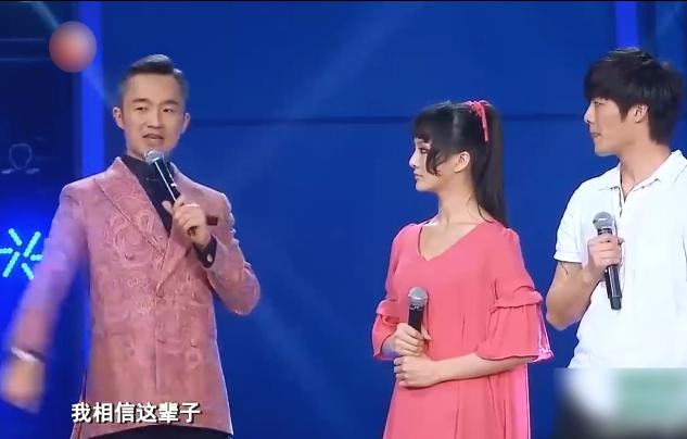“明星针锋相对”：杨丽萍对金星当众拍桌，冯小刚让成龙下不来台
