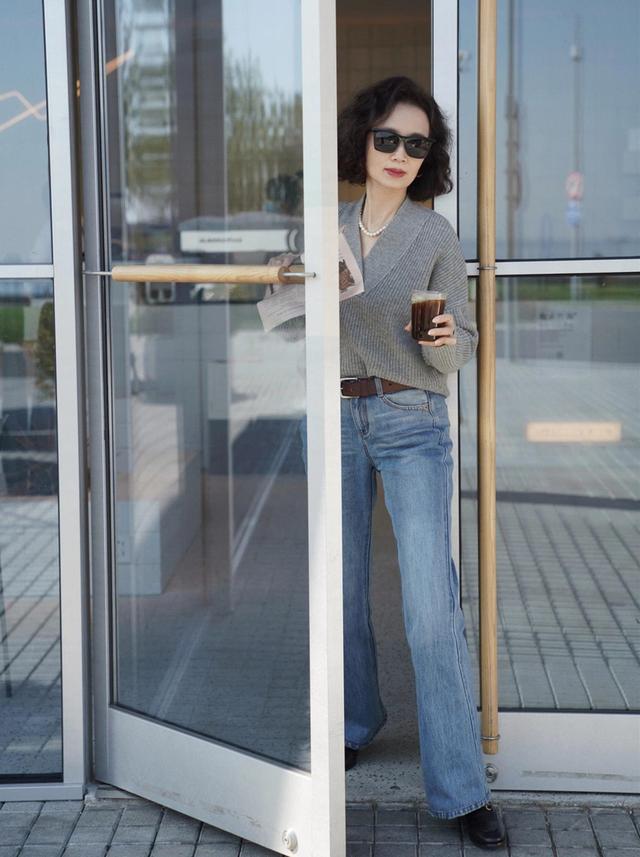 穿牛仔裤该怎么样搭配鞋,冬季不露腿日常牛仔裤穿搭推荐