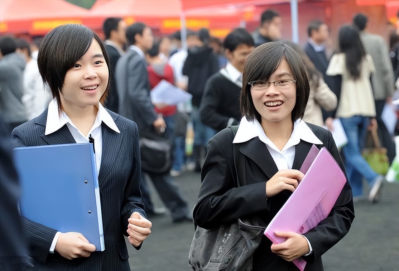 上海毕业生真实工资,上海本科生月入10万