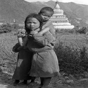 *光脱**犹太人女人衣服，集体*杀屠**，老照片再现变态的纳粹德国！