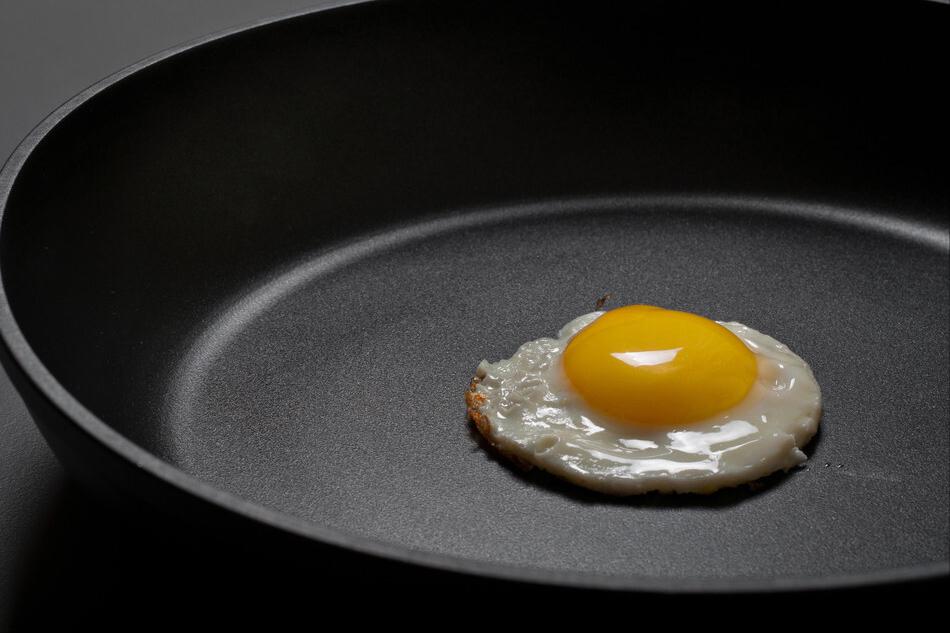 炒菜用纯铁锅还是生铁锅好,一般炒菜用的铁锅