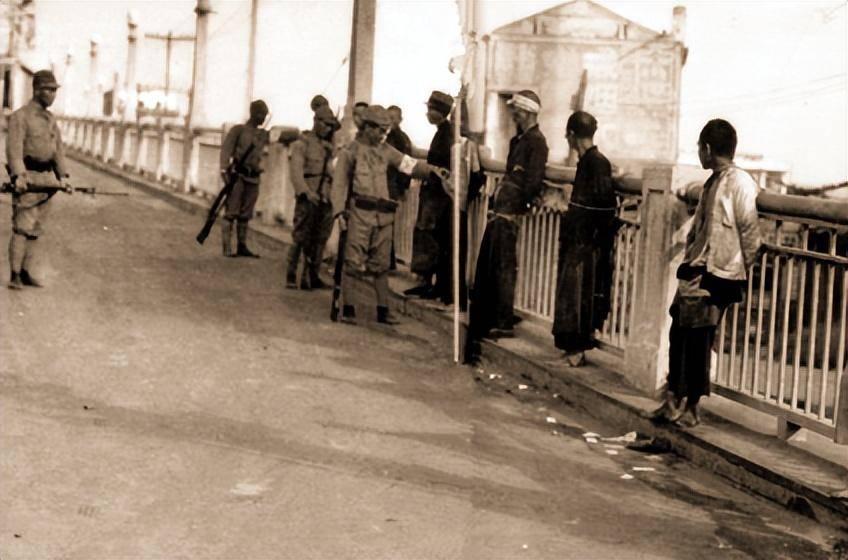 【晚清*楼青**旧影】女子丰乳肥臀，媚态撩人，风姿依旧！