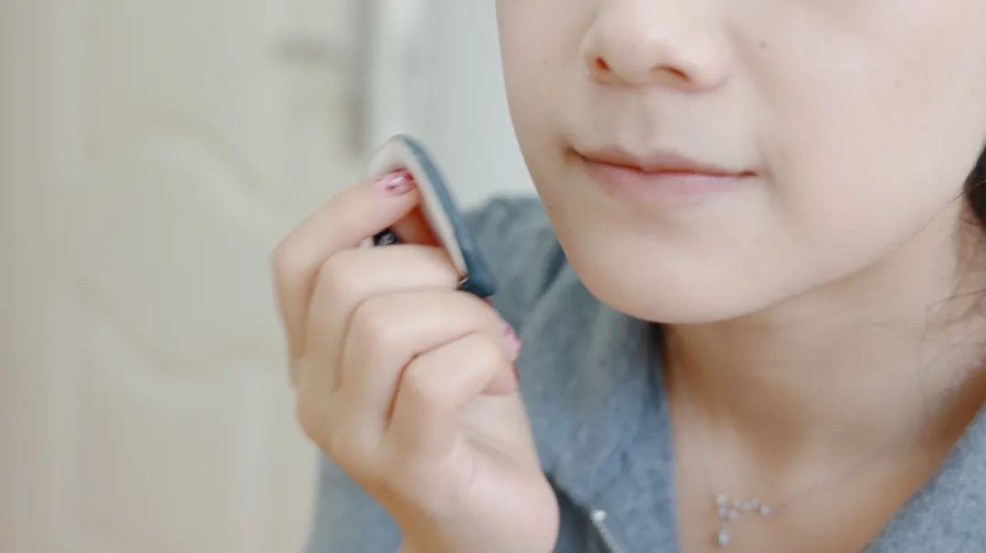 上嘴唇过敏性皮炎是什么症状,过敏性皮炎的症状及治疗方法