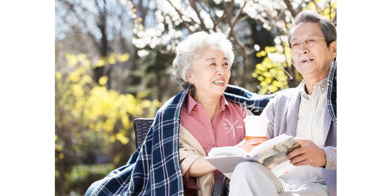 离婚十年，60岁的她拎一包东西上门：东西收下，我照顾你有仨条件