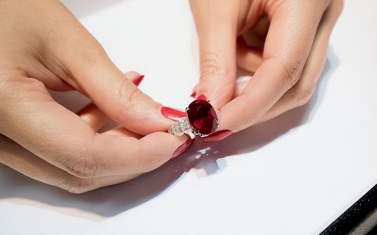 钻石骗局被戳破了怎么价格还坚挺,中国人造钻石是骗局吗