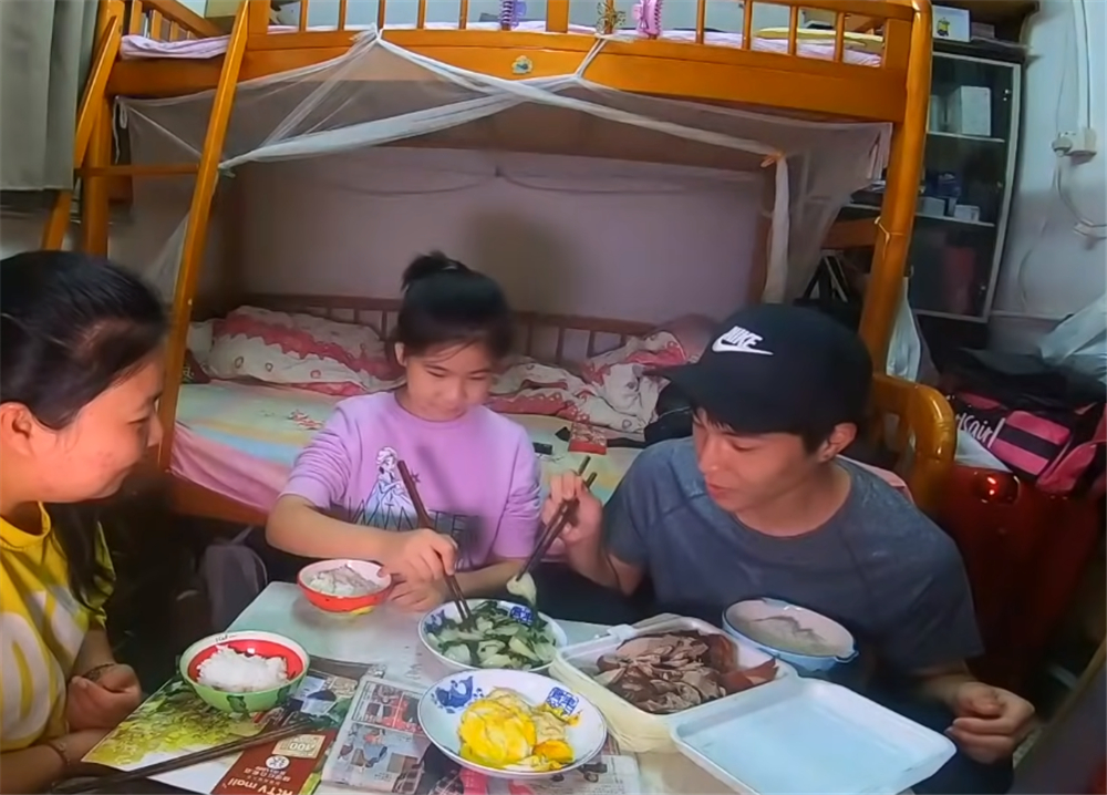 香港单亲妈妈住8平方劏房,香港单亲妈妈带3岁女儿住劏房