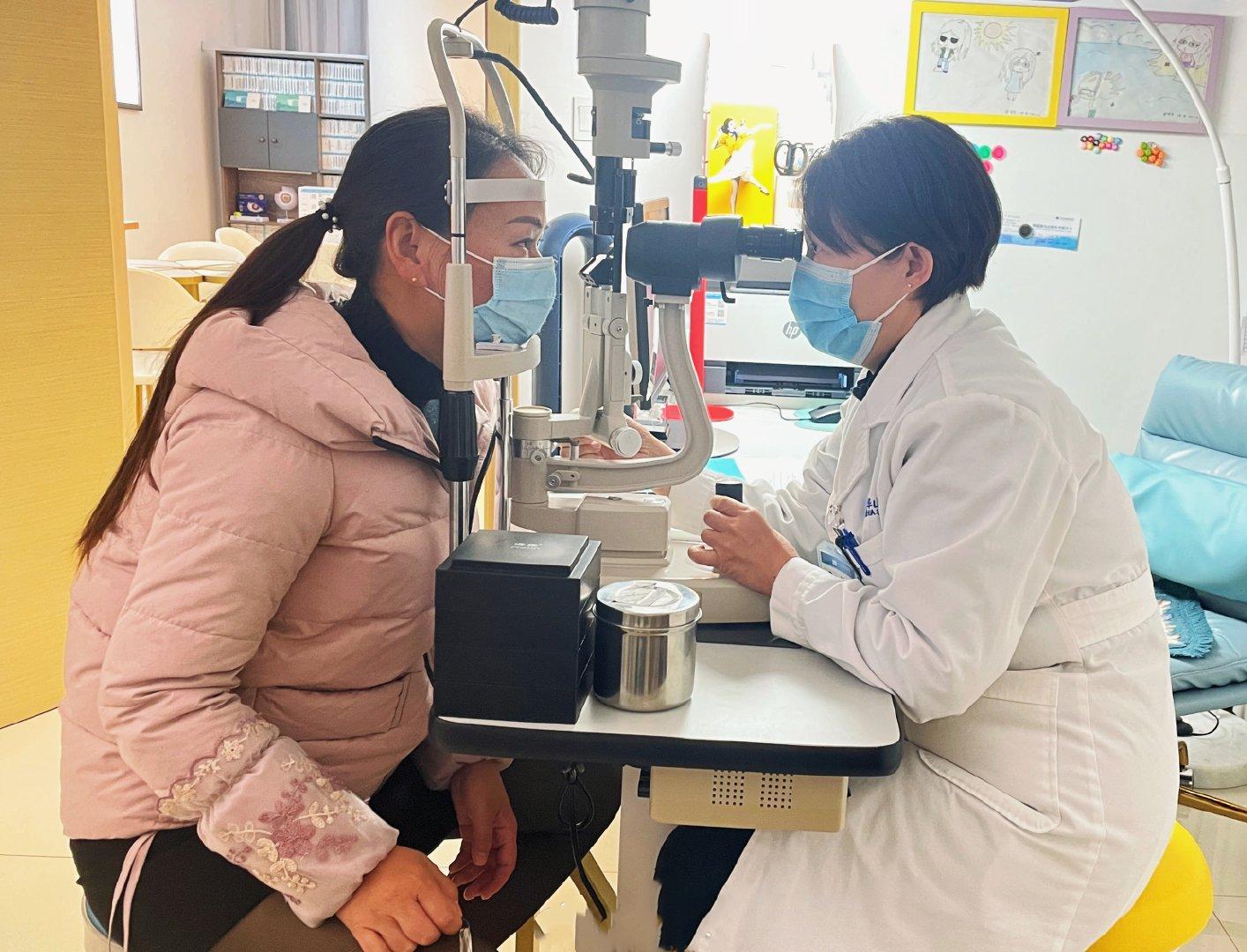 眼科博士曾原笃行不怠精研医术为员工摘掉佩戴30多年的眼镜