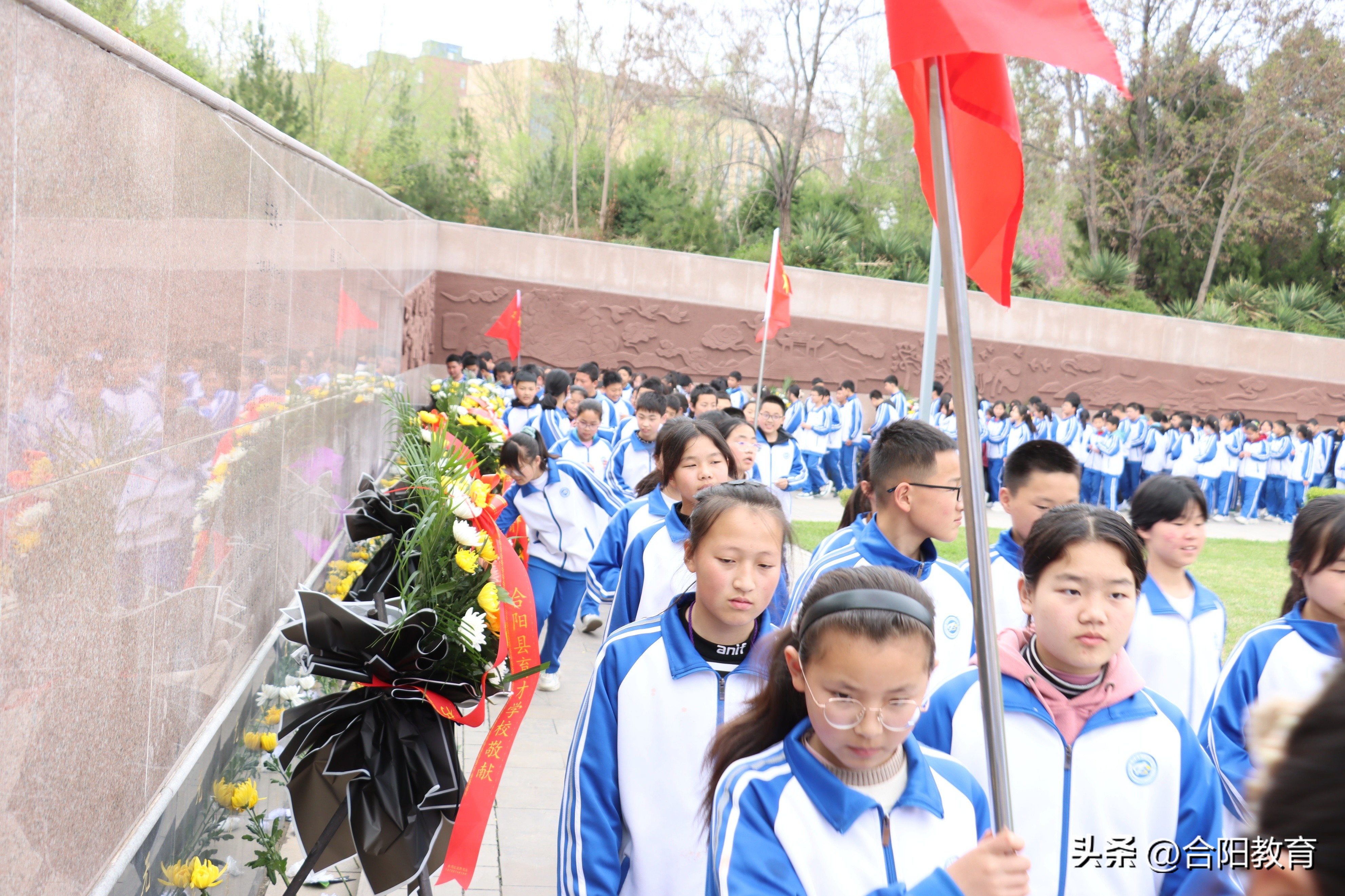 学生参加清明网上祭英烈活动照片,清明主题线上祭英烈活动学生图片