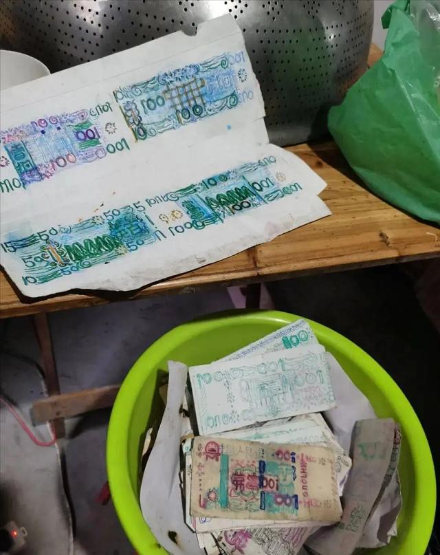 温州卖面条老人,浙江温州老人用手画钱币买面条