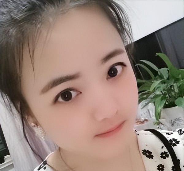 地铁情侣亲吻被骂,地铁情侣亲密行为遭谴责