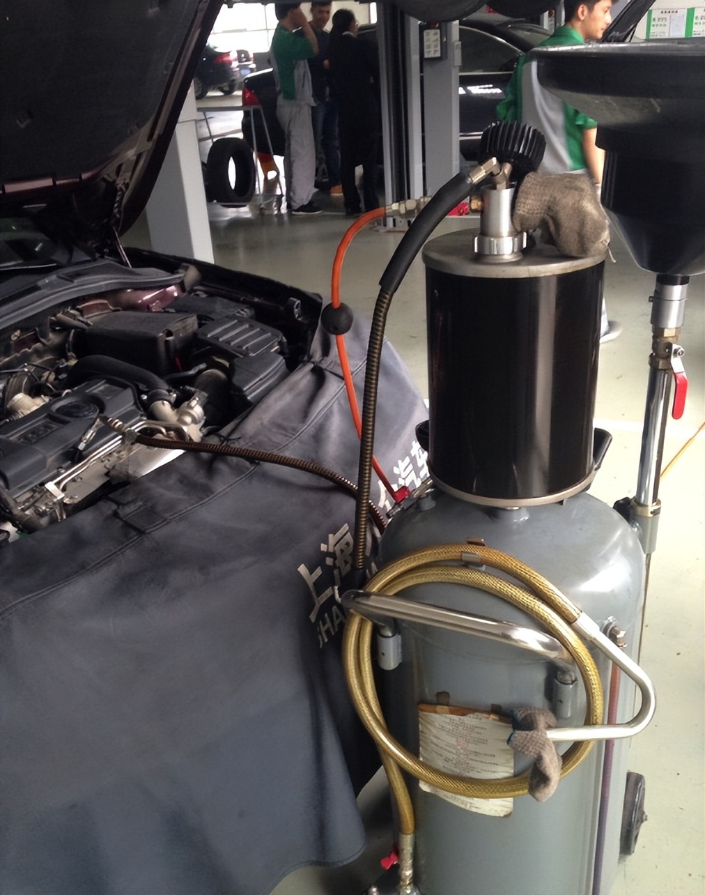 保养车放油干净还是抽油干净,汽车保养是抽油好还是放油好