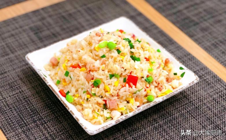 做蛋炒饭是先倒油还是先开火,做蛋炒饭要不要先把饭炒熟