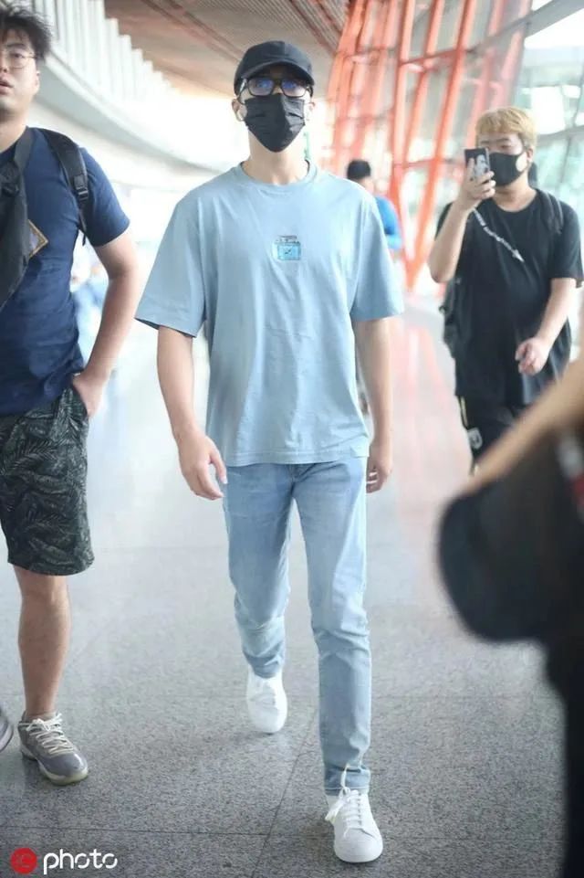 蓝色男士t恤搭配什么颜色裤子,男士蓝色t恤穿什么颜色裤子好看