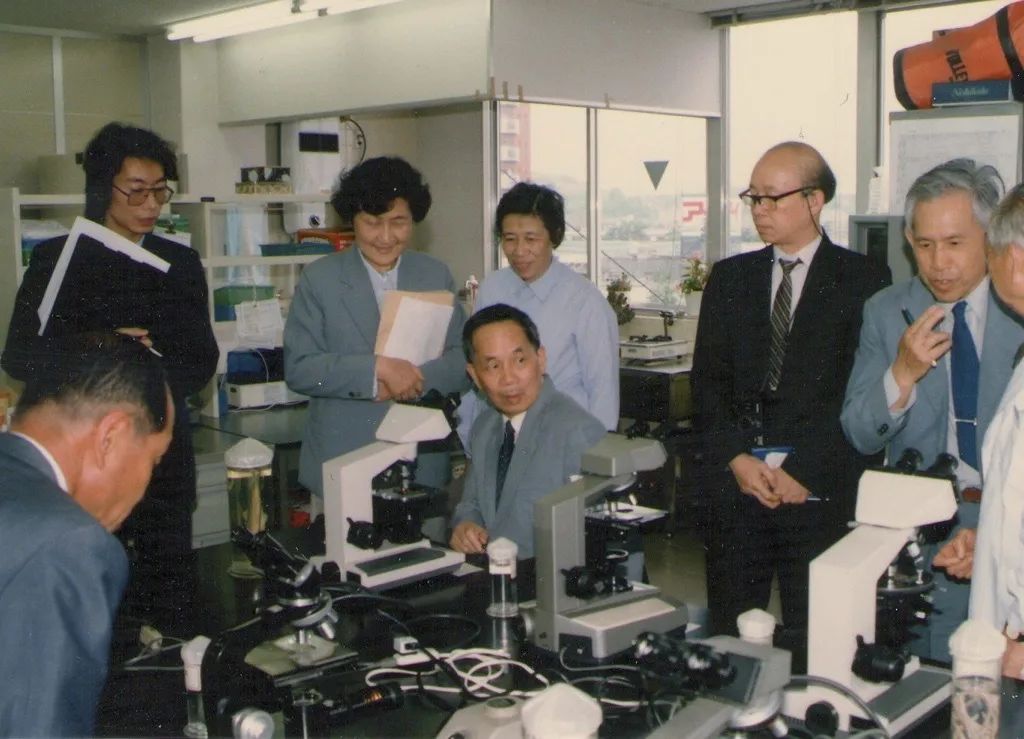 56年上海传染病院来一老农，浑身滚烫口鼻冒血，医生检查表情诡异