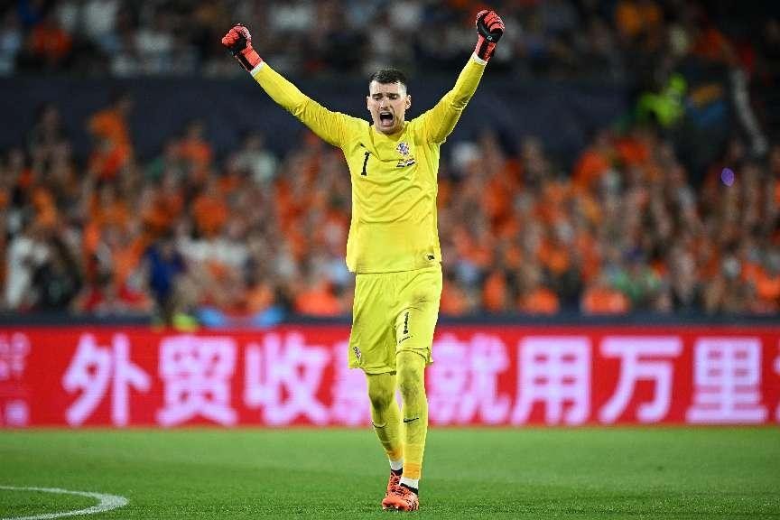 西班牙队获得欧洲杯冠军,西班牙夺得欧国联冠军举杯现场