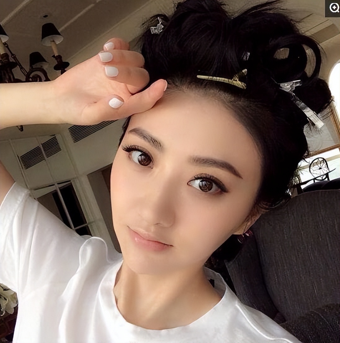 强捧不红景甜：坐拥3.5亿豪宅被张继科拒婚，资源逆天金主成谜