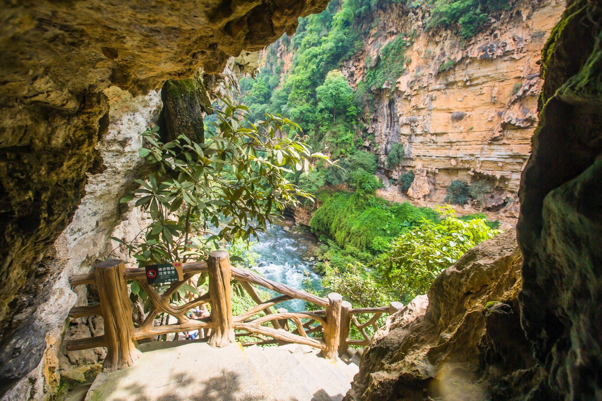 贵州兴义市马岭河峡谷瀑布景点,黔西南兴义市马岭河峡谷