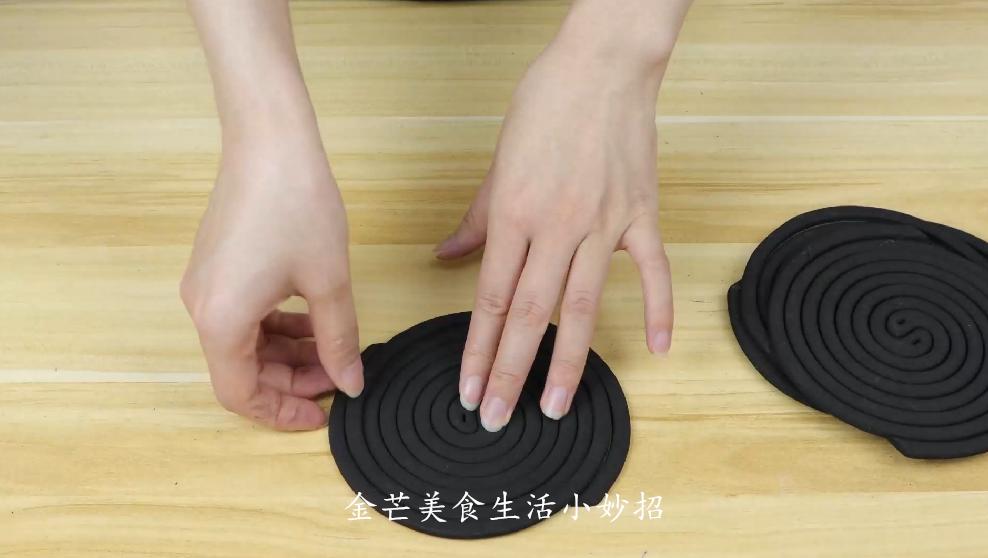 今天才发现，一条毛巾就能把蚊香完整分离，1秒一个，太实用了