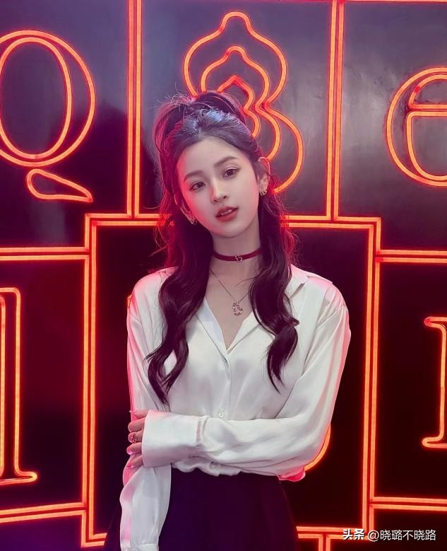 扎丸子头又好看又简单中长发,丸子头扎发简单减龄