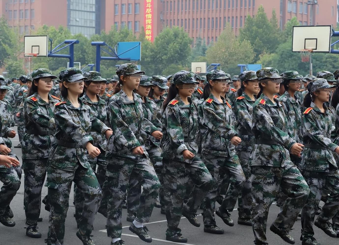 女生军训跳舞走光仍露球表演，2m视频被卖疑网红炒作,5所大学受累