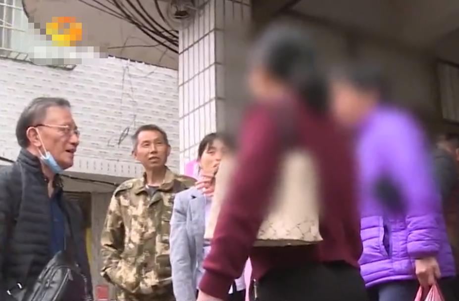 78岁老汉爱上年轻女子,一开心赏女友42万,发现女友联合丈夫骗他