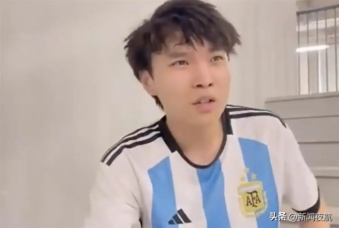 拥抱梅西小伙子笑着被抬走,欧冠梅西球迷冲进球场被抬走