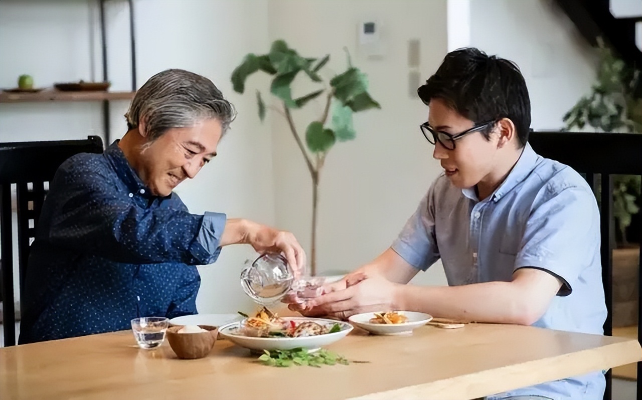 回娘家送礼被弟媳拿走,回娘家哥哥拿出女婿送的酒