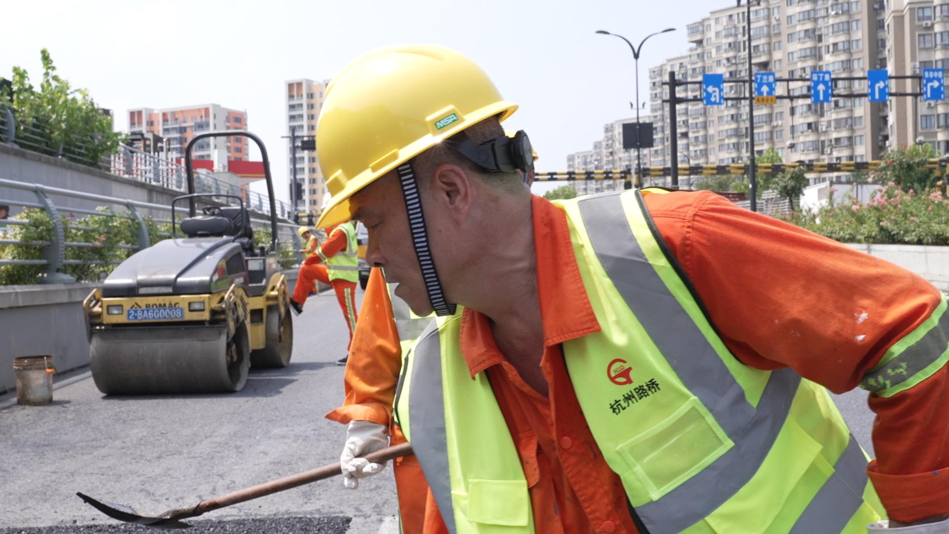 纯悦“一瓶水接力”第六季：送出清凉，让爱延续，致敬脚踩“火炉”的筑路人