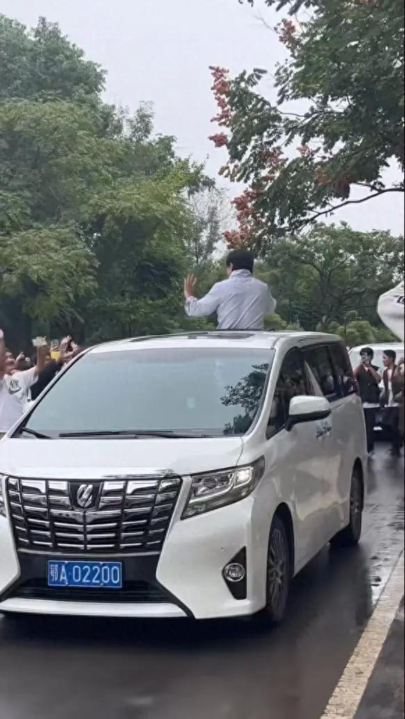 成龙当校长的大学,成龙武汉工程大学院长