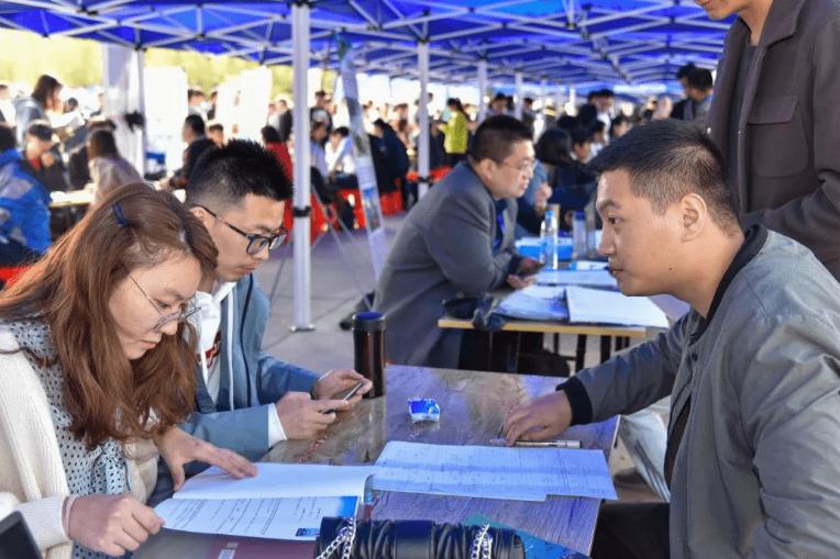 大四男生实习工资1万4,妈妈听后仰天长笑,网友却说母亲太无知