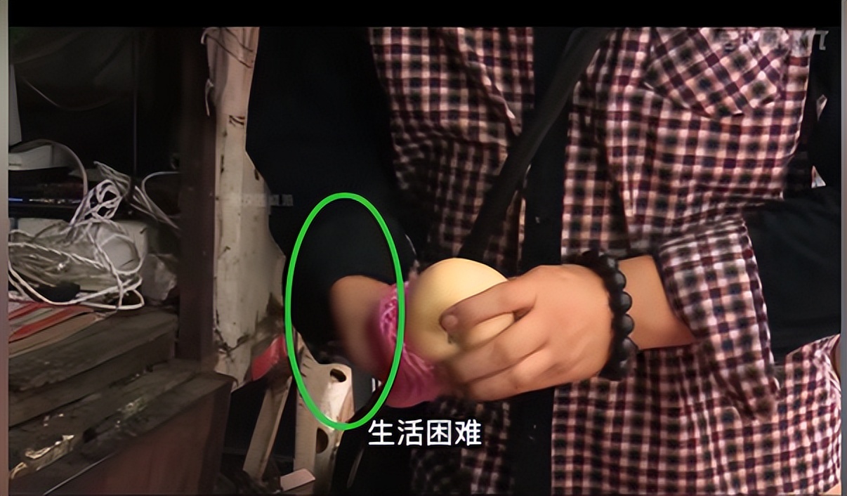 七旬摊贩竟然当众掌掴城管,地摊老汉当街掌掴城管怒吼