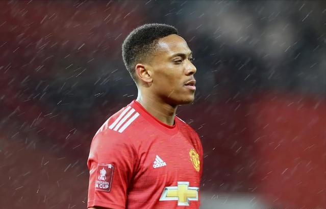 穆里尼奥的女儿被马夏尔发照片，触犯了他的逆鳞，才让桑切斯上位