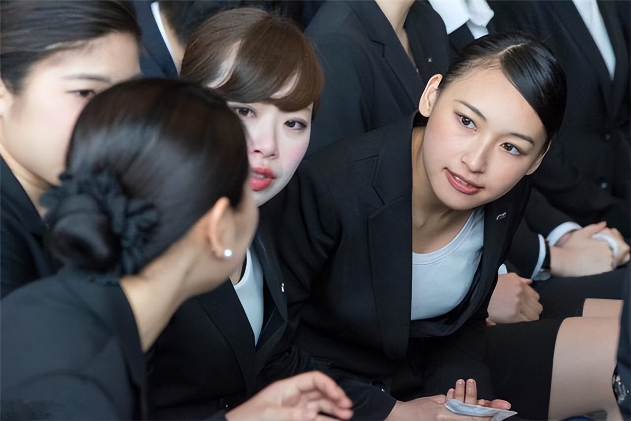 日本空姐上班要穿打底裤吗,日航为什么规定空姐必须穿安全裤