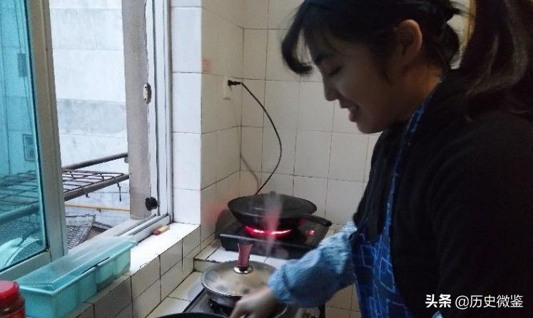 浙江女孩瞒着爸妈，寻找养父母12年，跪养母坟前嚎啕大哭：来晚了