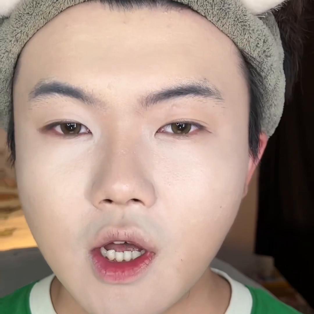 方圆脸毕业照发型怎么拍上镜,方圆脸毕业照不会化妆怎么上镜