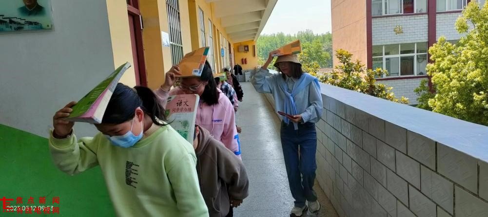 防震演练老峰镇中心小学,英山温泉小学防灾减灾疏散演练