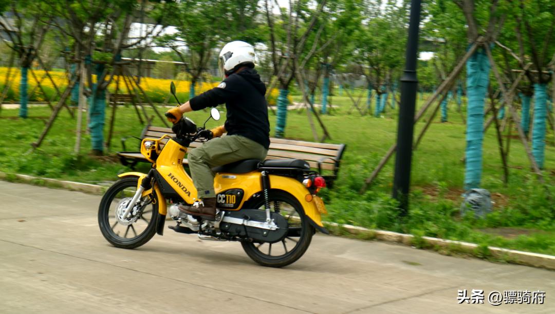 后毂刹加单缸发动机的“弯梁车”,就凭这幼兽110凭啥卖一万三