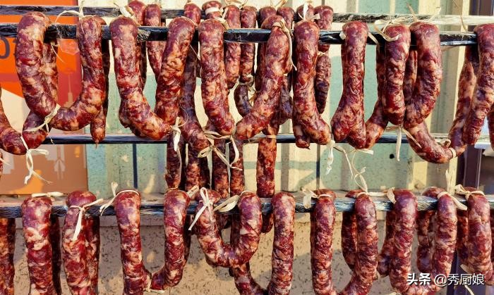 灌好的香肠，最忌直接晒，牢记6个技巧，腊肠鲜香入味，好吃不腥