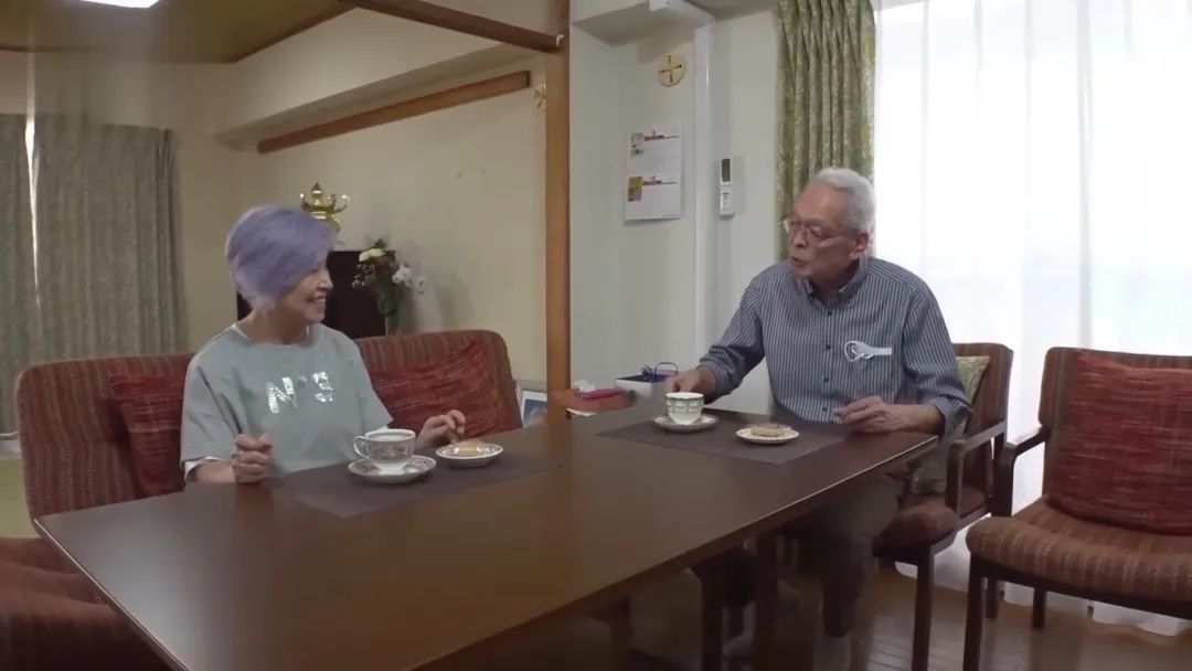 72岁奶奶逼丈夫“断舍离”、送对方一套新婚房：我又相信爱情了