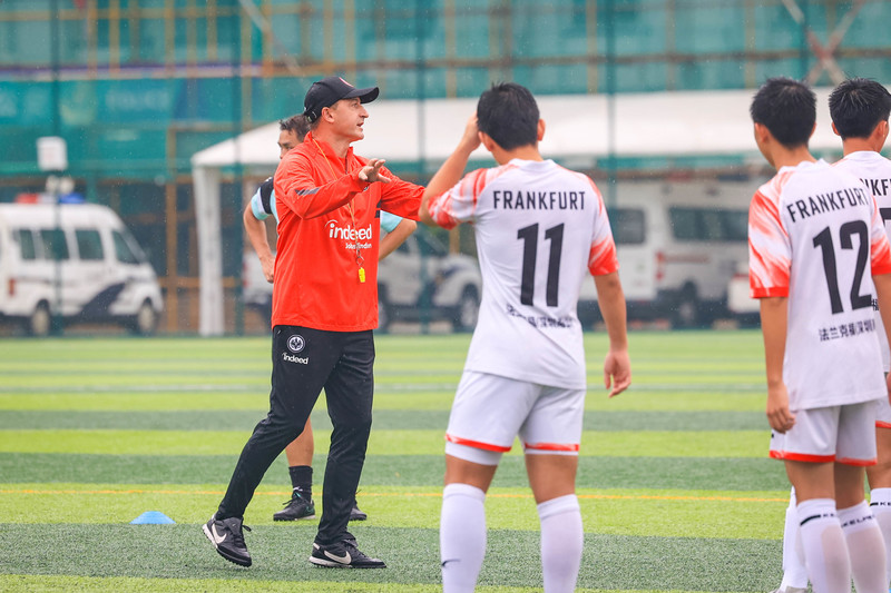 深圳游泳教练救人,跳海救人外籍教练