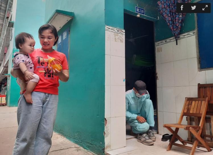 太难了！越南工厂订单骤减，大批农民工返乡，在城里只能摘野菜吃