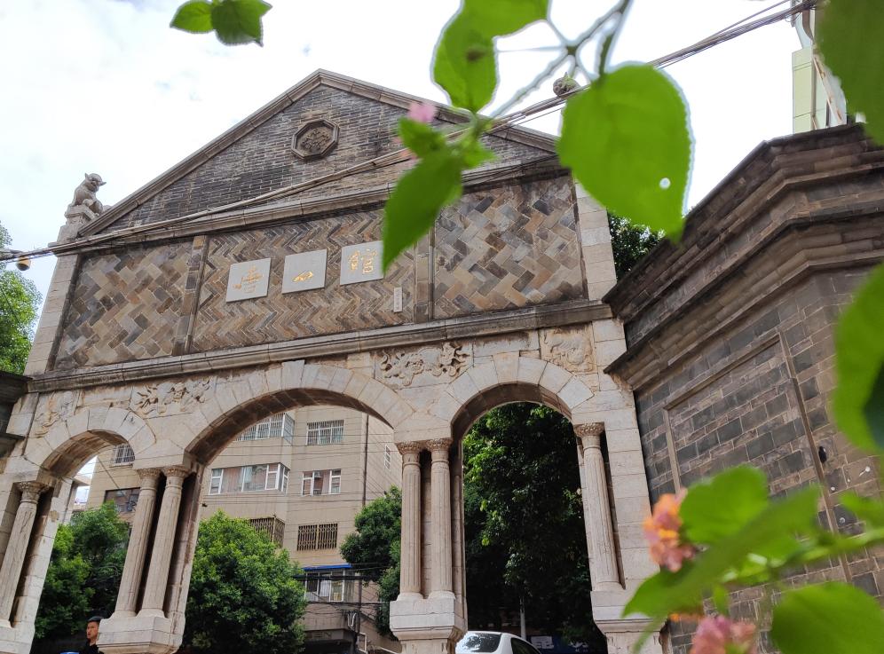 昆明翠湖春晓的那块石碑照片,翠湖牌坊